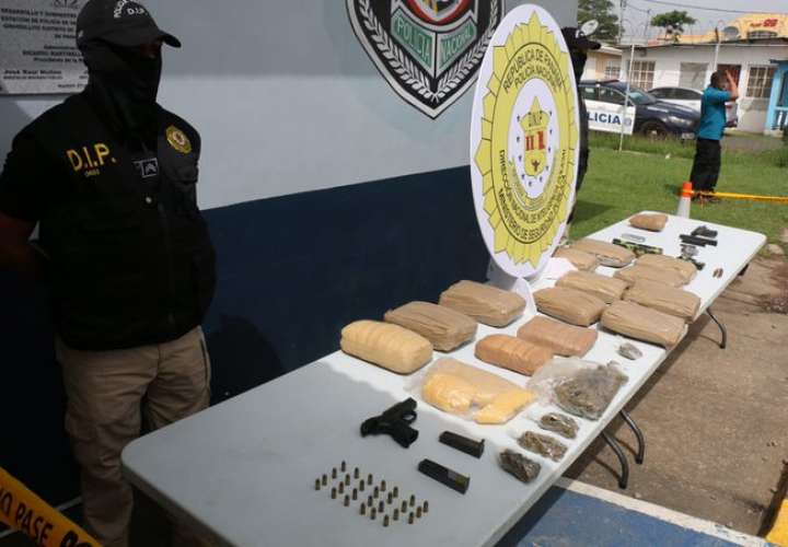 Cae policía, drogas y armas en operativo en El Tecal