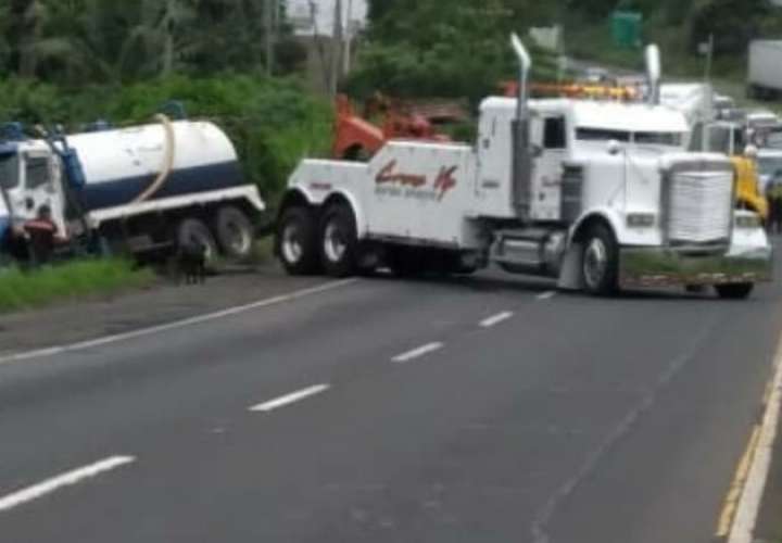 Camión cisterna se accidenta a un costado de la vía en La Pesa de La Chorrera