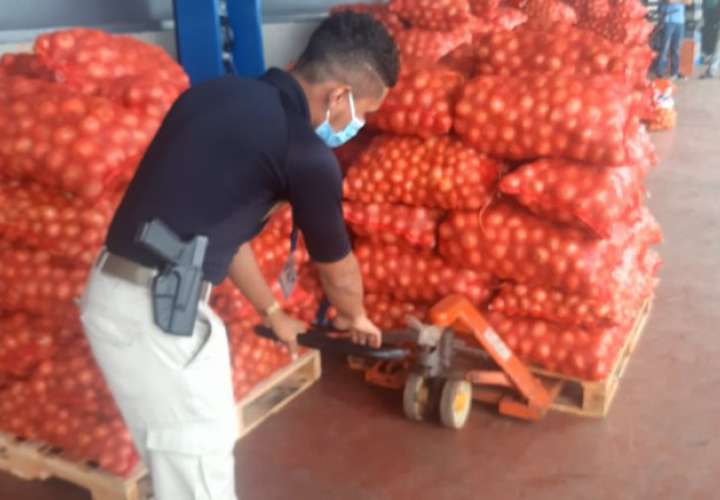 Aduanas retiene más de 200 sacos de cebollas de contrabando en Merca Panamá