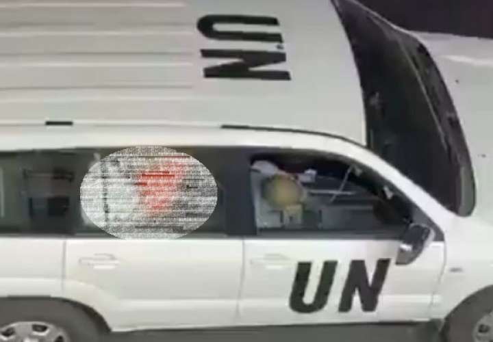 ¡Noo! Graban a miembro de ONU teniendo sexo en auto oficial a la vista de todos 