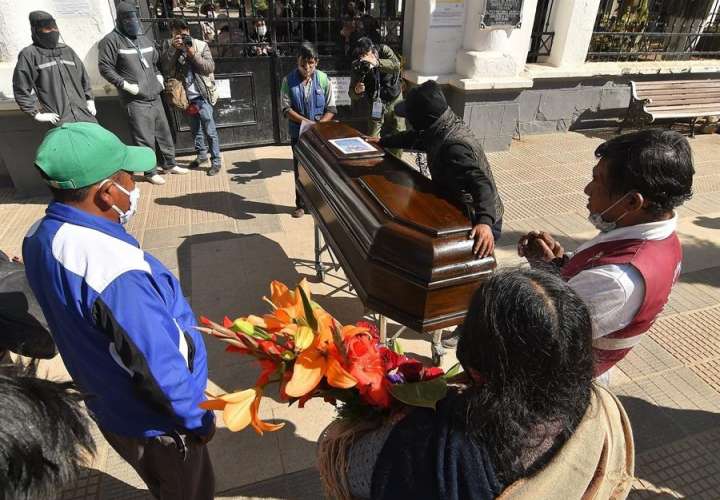 Vivir con muertos, el drama en Cochabamba tras colapsar cementerio (Video)