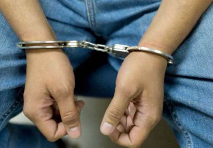 Condenan  a dos hombres por posesión de droga y arma en San Miguelito