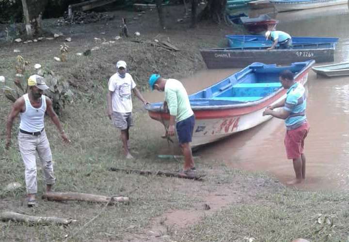 Rescatan a pescadores que quedaron a la deriva en el rió San Pablo