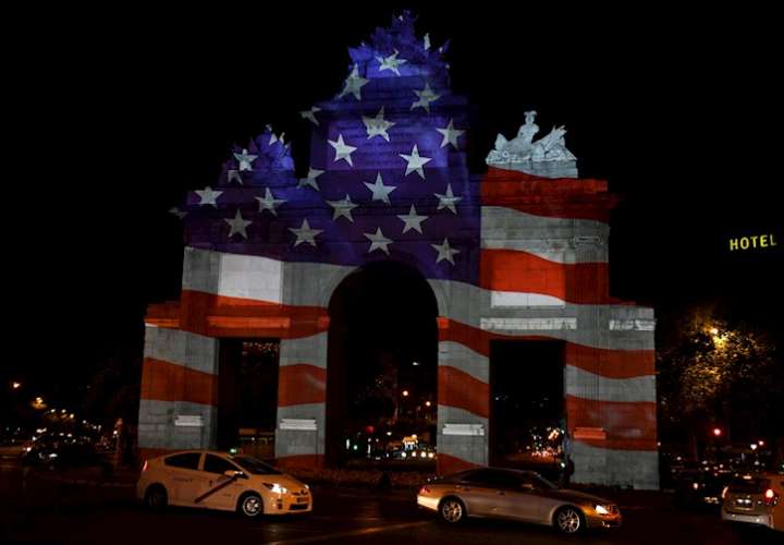 Embajada de EEUU conmemora en Madrid el 4 de julio con un vídeo mapping (Video)