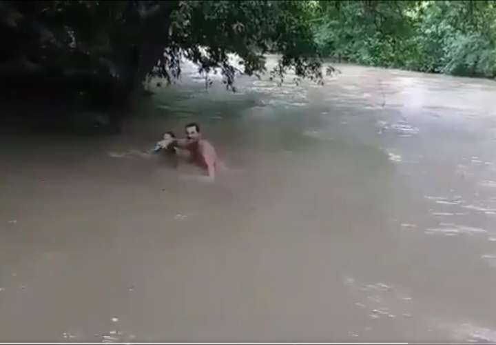 Denuncia: Cruzan río nadando por falta de puente (Video)