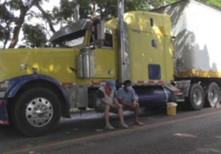 Costa Rica prohíbe a camiones panameños cargar producto