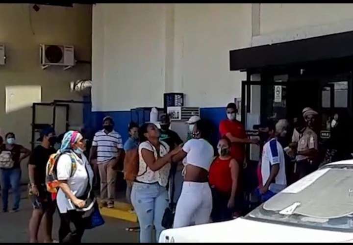 Dos mujeres se agarran a golpes en un comercio en Veraguas [Video]