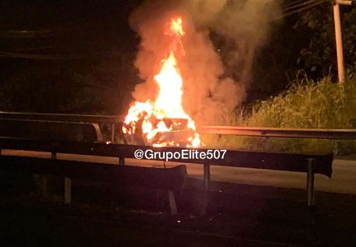 Incendian auto en plena autopista