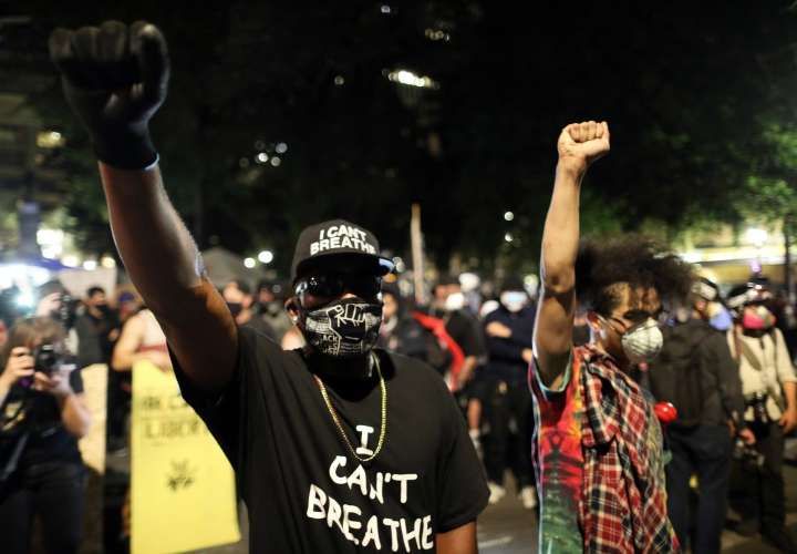Recrudecen los choques entre un grupo de manifestantes y la policía en Portland
