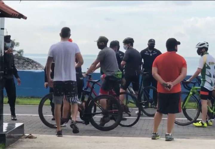 Policía retiene a ciclistas en la Cinta Costera
