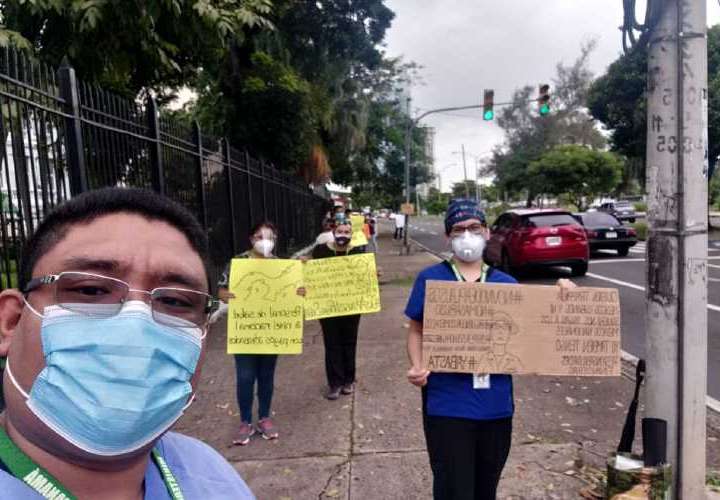 Médicos protestan por falta de pagos