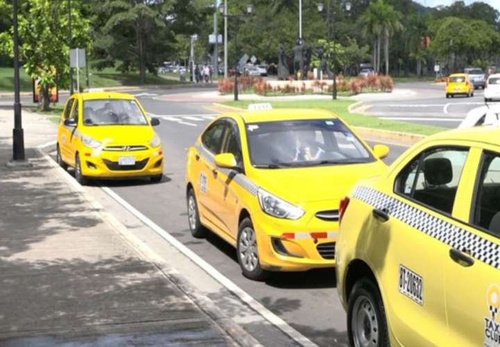 Analizan poner fin a restricción a los taxis