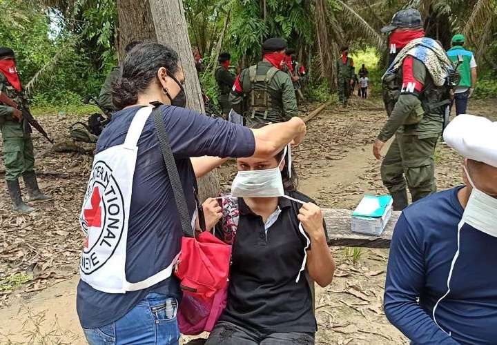 La guerrilla del ELN deja en libertad a tres secuestrados en este de Colombia