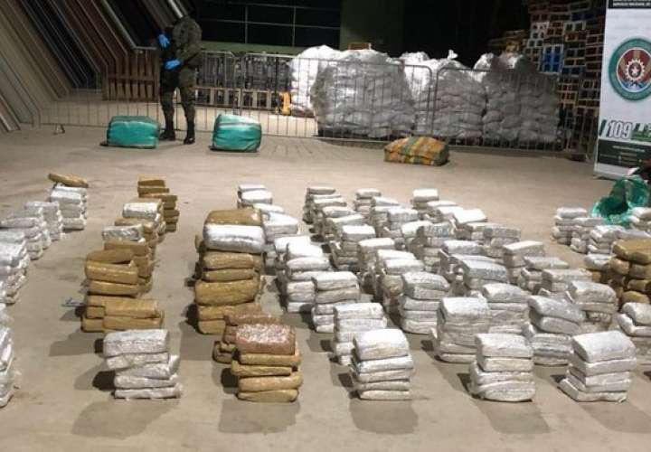 Fronterizos interceptan embarcación con 785 paquetes de marihuana en Darién 