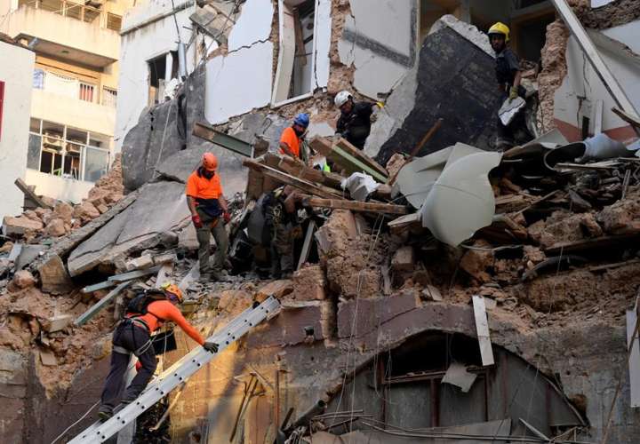 A un mes de explosión en Beirut encuentran posible signo de vida bajo escombros
