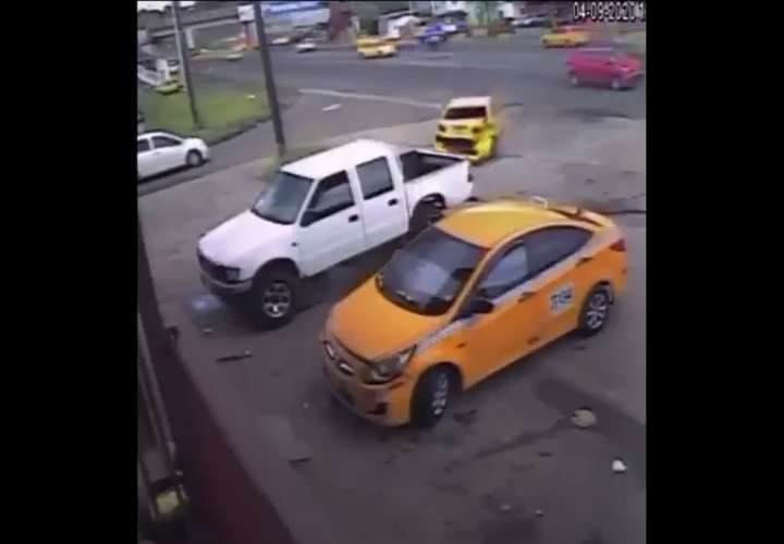 Captan en video impactante colisión en Cativá