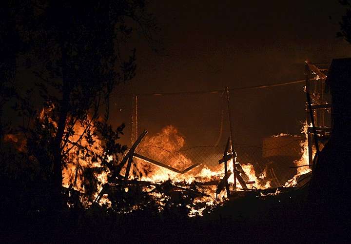 Se desata incendio en campo de refugiados de Grecia (Videos)