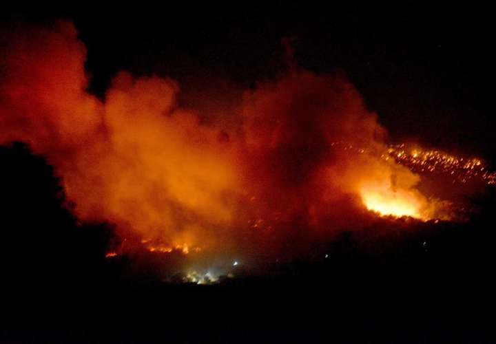Incendios destruyen el 80% del campo de refugiados de Moria (Videos)