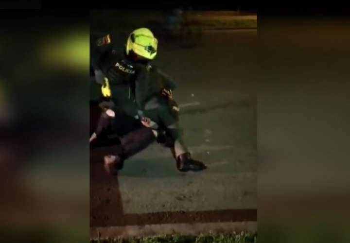 Colombia: Policía propina múltiples descargas a hombre con taser y muere (Video)