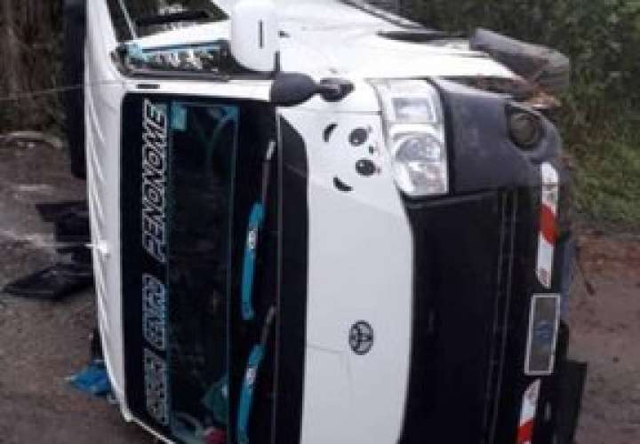 11 pasajeros lesionados deja vuelco de bus en Tambo