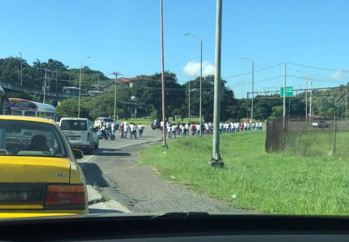 Curundeños marchan hacia el MOP para pedir plazas de empleos