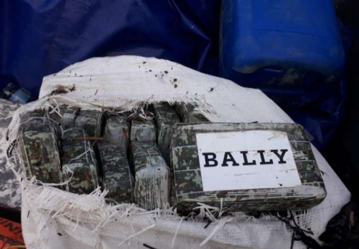 Decomisan bultos de droga en una lancha en Bocas del Toro