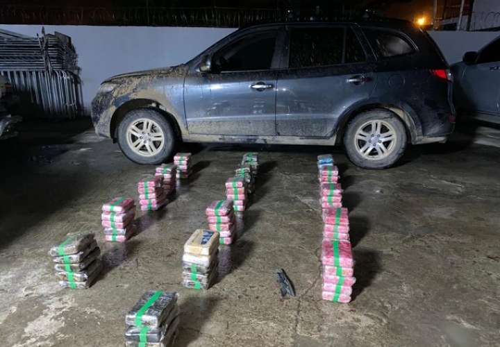 Incautan 79 paquetes de droga en los asientos de camioneta en Pacora
