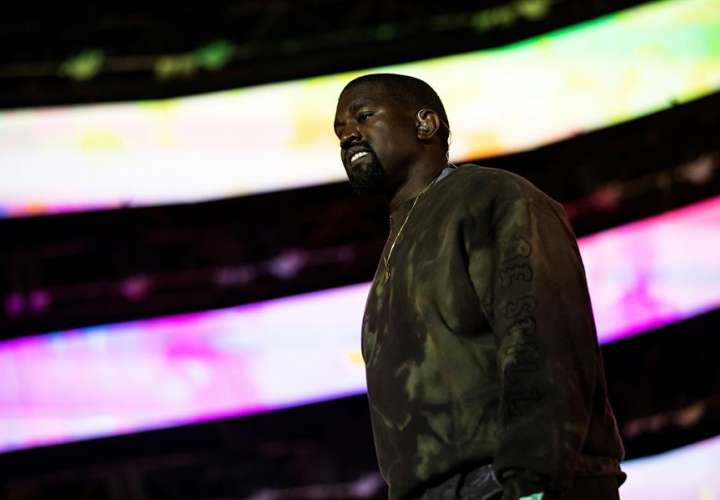  Kanye West orina sobre un Grammy en medio de su disputa con las discográficas