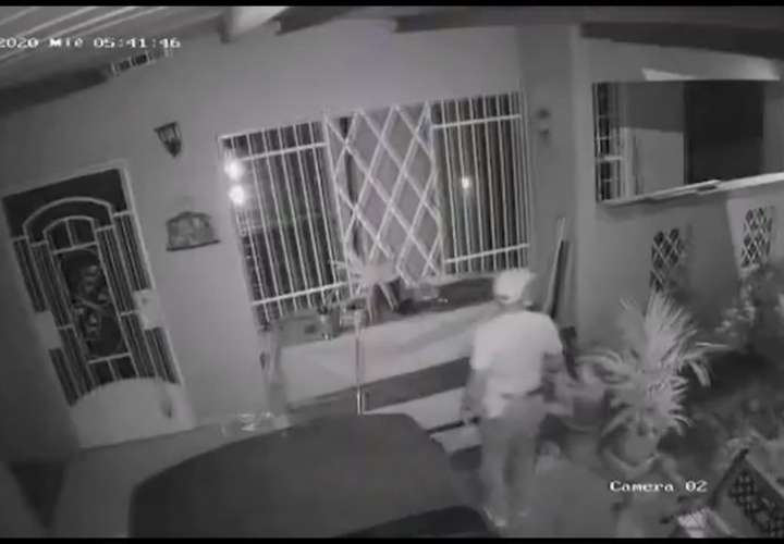 Ladrón de casa acecha a Cerro Viento  [Video]