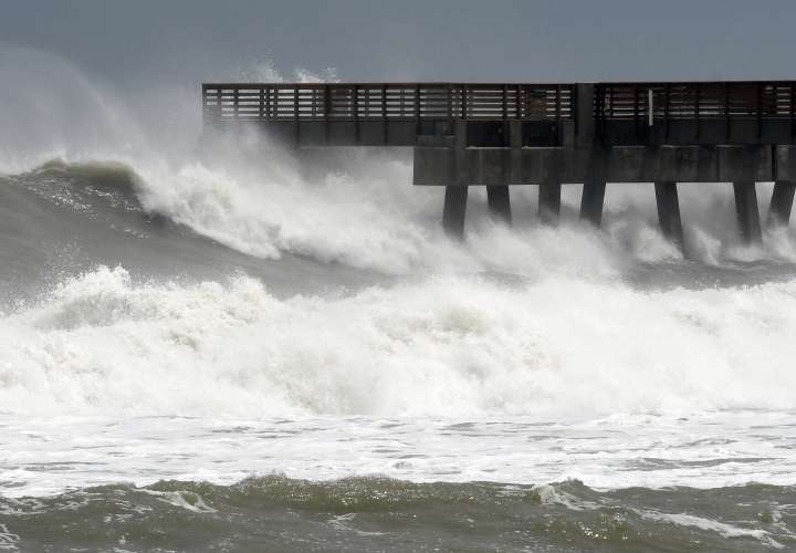 La tormenta Beta se acerca a la costa de Texas y el huracán Teddy a Bermudas