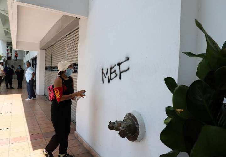 Estudiantes llenaron de grafiti la sede del MEF