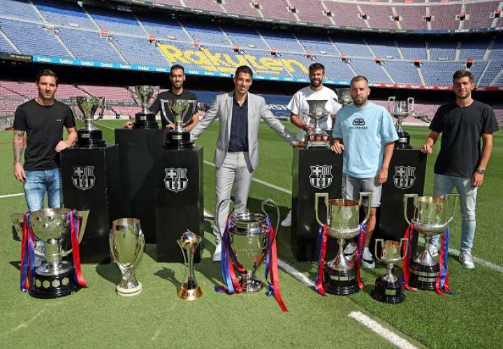 Luis Suárez (3-i) posa para los fotógrafos con los trofeos conseguidos con el Barcelona. /EFE