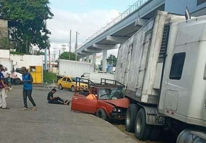 Camión aplasta pick up en La Doña