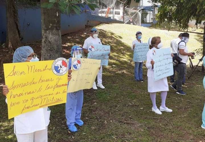 Enfermeras protestan para exigir equipos de bioseguridad (Videos)