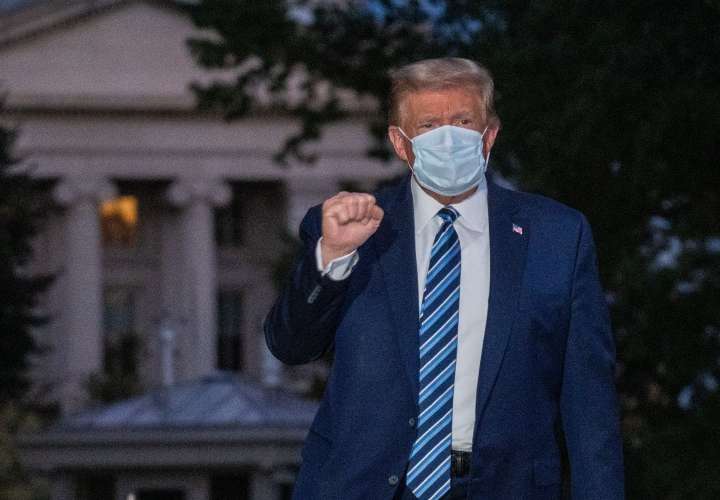 Donald Trump insinúa que es inmune al virus