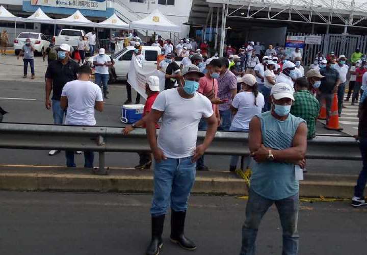 Protestan pescadores del Mercado de Marisco