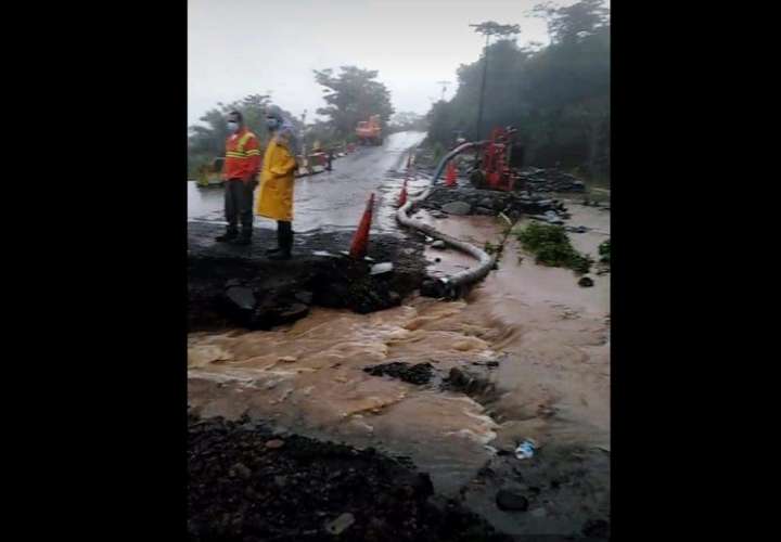 Colapsa vía en Los Planes de Gualaca a causa de las lluvias