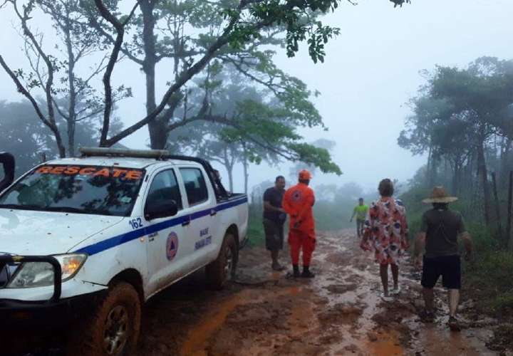 Rescatan a 15 personas en Cerro Azul tras atascarse sus autos en el lodo