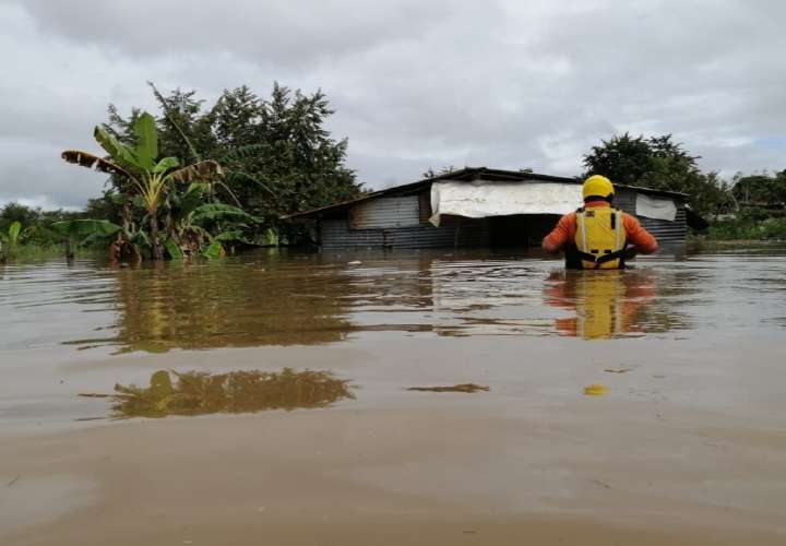 Desbordes de ríos y múltiples daños materiales por el mal tiempo en el país
