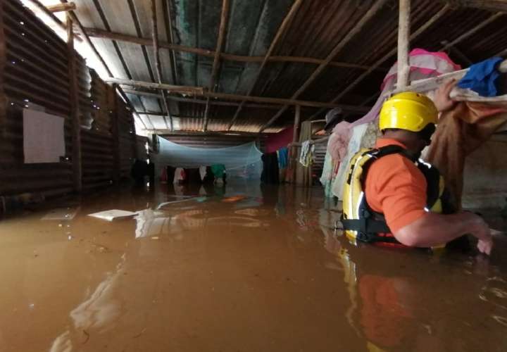 Desbordes de ríos y múltiples daños materiales por el mal tiempo en el país