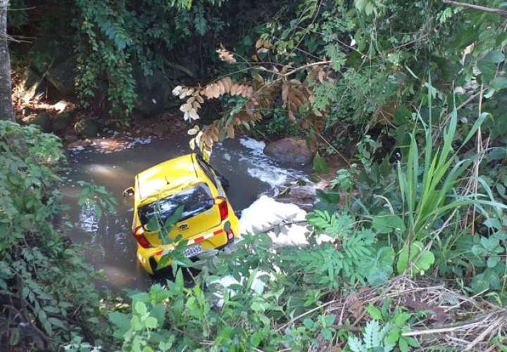 Taxi cae en una quebrada en La Chorrera
