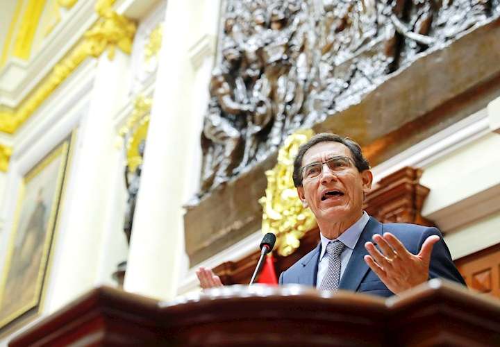 Congreso de Perú destituye al presidente y lo declara "incapaz moral"