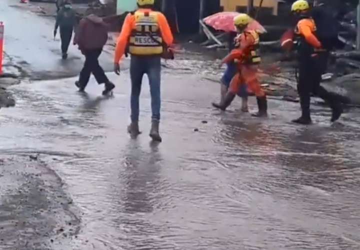 Evacúan familias en Cerro Punta y Volcán, deslizamientos en Gualaca