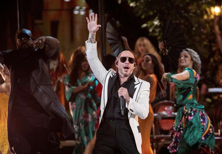  Pitbull actuará junto a personal de emergencia en los Latin Grammy