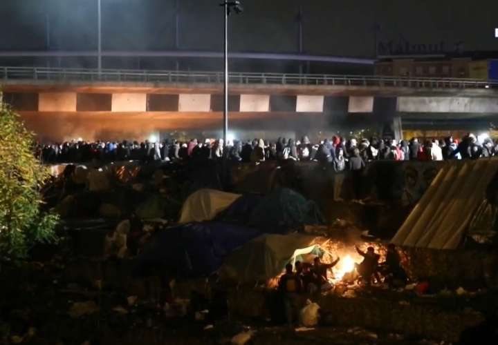 Desalojan campamento de migrantes a las afueras de París