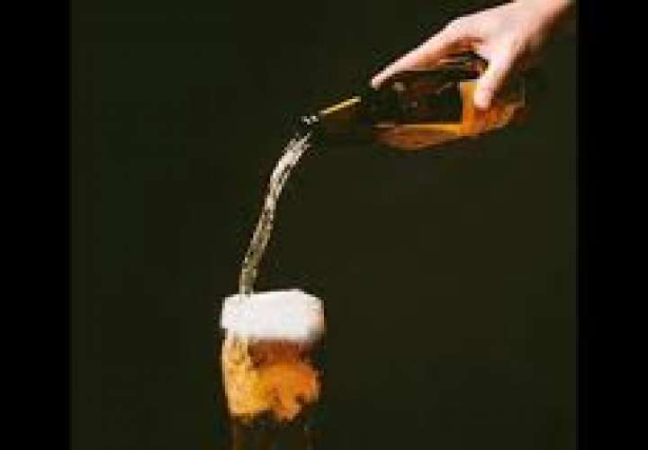 Mercado ilícito de bebidas alcohólicas crece ante restricciones por la covid