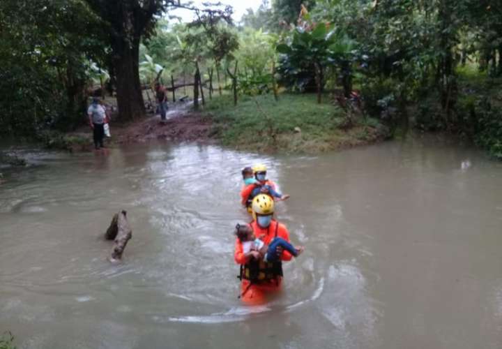 Evacúan a 6 personas por crecida del río Tolerique, Veraguas