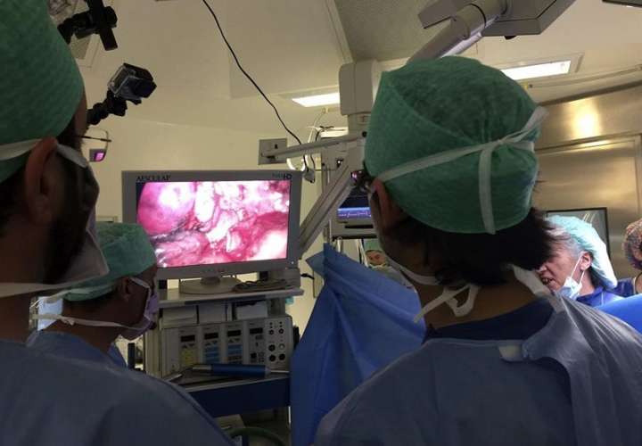 Los cirujanos españoles, Diego González Rivas y Javier Gallego, en un momento de la intervención de un paciente con cáncer de pulmón. EFE