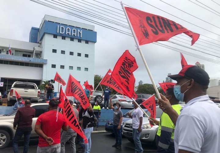 Suntracs protesta en el Idaan para exigir reactivación de proyectos  [Video]