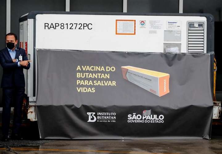 Las primeras 120.000 dosis del antígeno, que todavía se encuentran en la última fase de pruebas, llegaron hoy a Sao Paulo. EFE